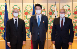 Hanjin chairman receives honorary gold medal from France