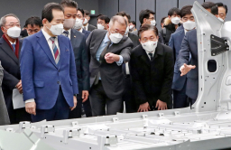 Hyundai Motor, LG Energy team up on EV battery leasing, recycling