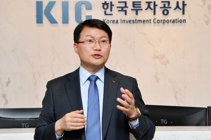 Jin　Seoungho,　the　CEO　of　KIC,　talks　to　The　Korea　Economic　Daily　on　Jan.　4　(Courtesy　of　Kim　Byoung-Eon)