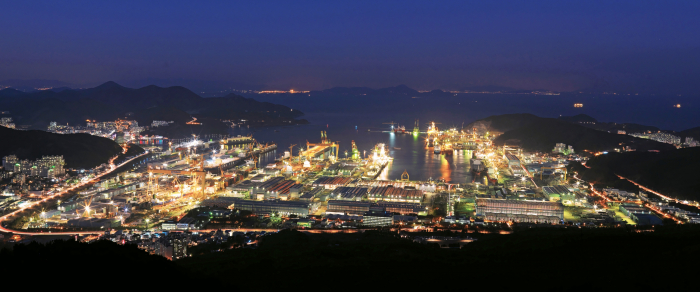 Daewoo's　shipyard　in　Geoje-si,　South　Korea