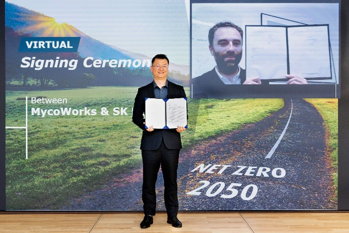 SK　Networks's　chief　of　new　business　portfolio　Lee　Ho-jeong poses　in　a　virtual　signing　ceremony　with　CEO　of　MycoWorks Matthew　Scullin