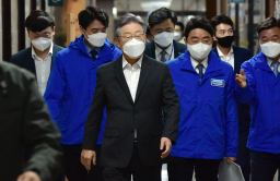 HOLD: S.Korea's president-elect Lee vows cash handouts