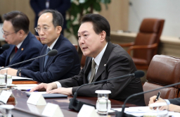 Korea's Yoon presses banking, telecom sectors over inflation