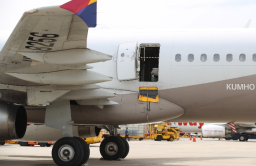 Asiana Airlines suspends selling seats next to emergency exit doors