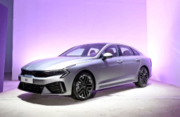 Kia reveals facelift of midsize sedan K5