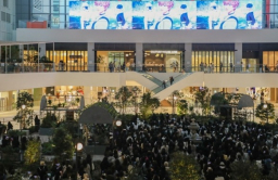 Hyundai Dept. Store virtual idol pop-ups attract 100,000