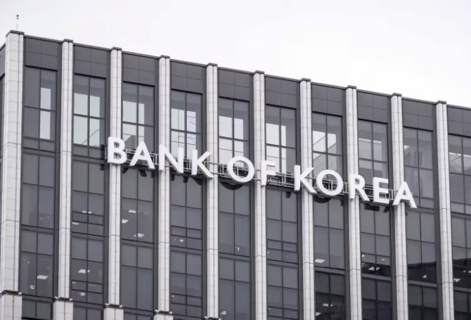 Bank of Korea holds rate steady, signals pivot to easing soon