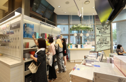 LG’s telecom unit looks to lure foreigners with more K-pop-themed shops