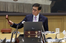 BOK to keep rate at 3.25% in Nov despite dim GDP outlook: survey