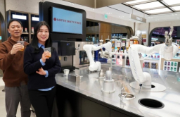 Lotte Duty Free unveils robot bartender in Gimpo Int'l Airport