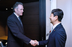 Alaska governor seeks Korean partners for $44 bn LNG project