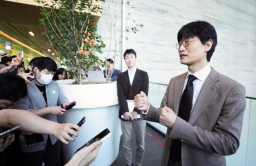 Naver to build sovereign AI, says founder Lee after return