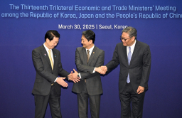 Korea, China, Japan resume FTA talks after 6-year hiatus