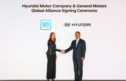 Hyundai chief Chung, GM CEO Barra to meet September in Detroit