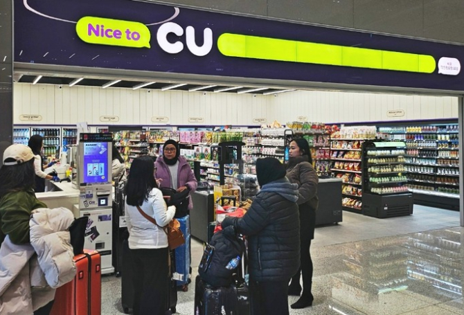 When in S. Korea, it’s a ritual: Foreigners make stops at CU, GS25, 7-Eleven