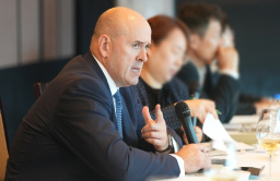 Carlyle CEO shares investment tips with Korean retail investors
